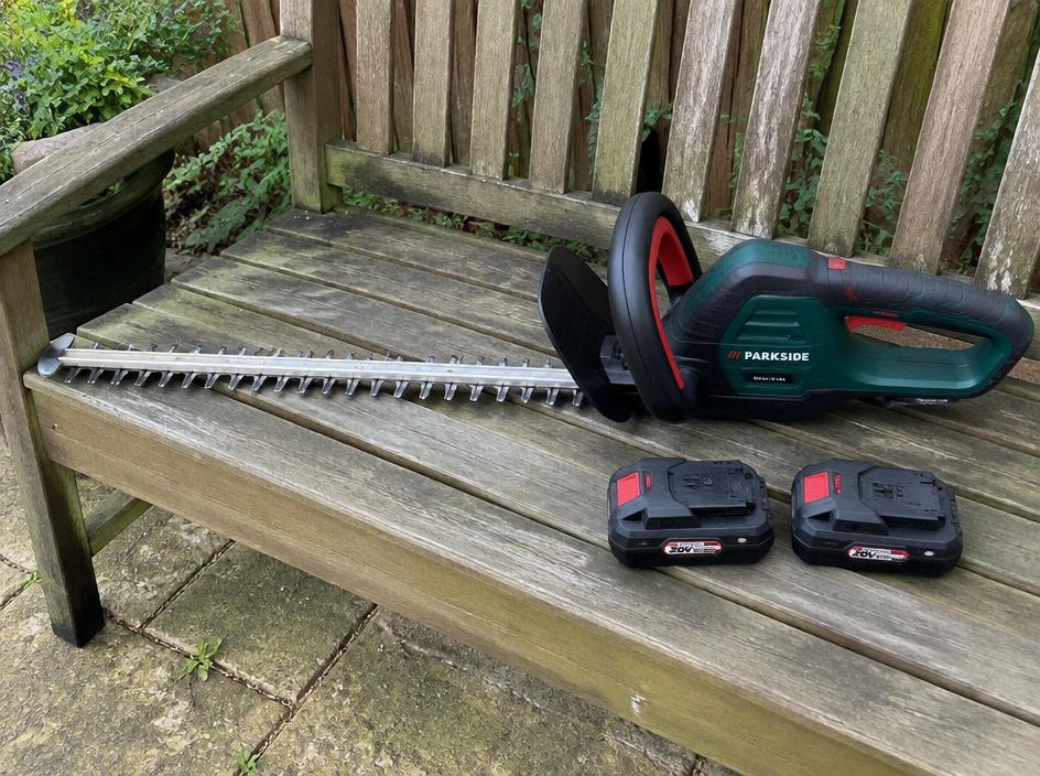 Cordless hedge trimmer