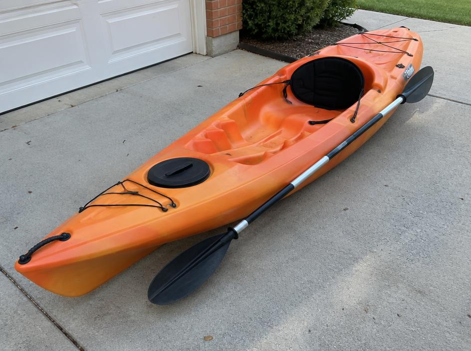 Sit-on-top kayak + paddle